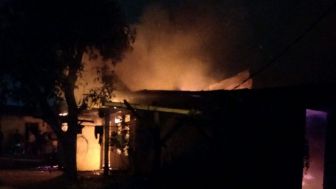 Malam-malam Si Jago Merah Mengamuk di Medan Polonia, 2 Rumah Hangus