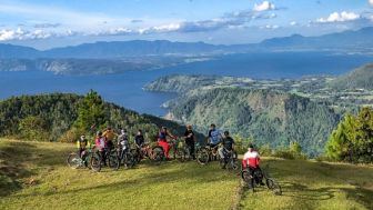 Gowes Menyusuri Kawah Gunung Api Terbesar Dunia di Danau Toba, Pecinta Sepeda Wajib Coba