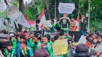 Ojol di Medan Demo Tuliskan Lirik Lagu Iwan Fals: 'BBM Naik Tinggi, Susu Tak Terbeli'