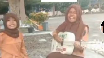 Lihat Dua Siswi Cover Lagu Iwan Fals, Liriknya Sindir Ferdy Sambo: 'Lihatlah Di Sana Polisi Tembak Polisi'