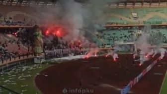 PSPS Riau Vs PSMS Medan Diwarnai Kericuhan, Penonton Ngamuk Rusak dan Bakar Bangku Stadion