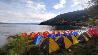 Asyiknya Camping Sambil Menikmati Indahnya Danau Toba di Pantai Pakkodian