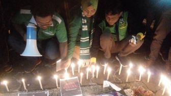 Fans PSMS Medan Hidupkan 1000 Lilin, Suporter : Ini Tragedi Terakhir