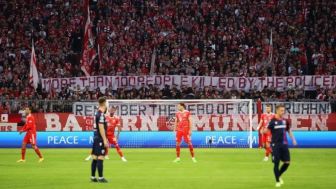 Fans Bayern Bentangkan Spanduk Kritik Polisi, Publik Minta Pemberi Perintah Penembakan Gas Air Mata Diusut