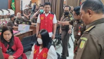 Sidang Perdana Ferdy Sambo Cs, PN Jaksel Batasi Pengunjung dan Karangan Bunga dari Fans Bharada E Hiasi Halaman