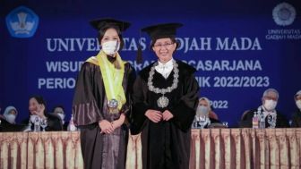 Momen Unik Rektor UGM Mewisuda Anaknya Sendiri Viral di TikTok