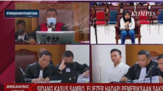 Kompak! Susi PRT Ferdy Sambo dan Bharada E Kenakan Kemeja Putih, Apakah Janjian ?