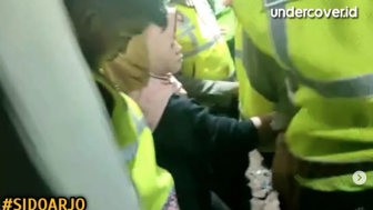 Gempar! Video Ibu Kades di Sidoarjo Disandera Warga karena Tak Becus Kerja