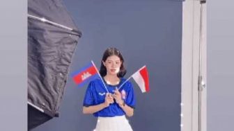 Idolai Marselino Ferdinan, Gadis Cantik Kamboja Pamer Bendera Indonesia