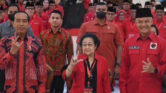 Megawati Senyam-senyum Dinyanyikan Lagu 'Ganjar Siji Ganjar Kabeh, Mega Siji Mega Kabeh'