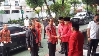 Berbatik Merah, Jokowi Hadiri Rakernas III PDIP Langsung Disambut Ganjar