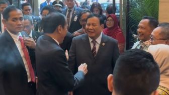 Isengnya Prabowo Saat Ditanya Muzani Isi Pembicaraan dengan Jokowi di Istana: Mau Tau Aja Lu!