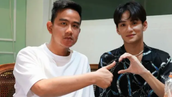 Gibran Pamer Foto Bareng Artis Kpop, Netizen: Kaku Amat Pak Wali