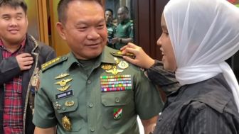 Sempat Salah Pegang, Putri Ariani Hitung Langsung Bintang Jenderal Dudung