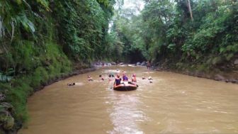 Jasad Bocah Mengapung Di Sungai Ciliwung, Diduga Hanyut Saat Mandi