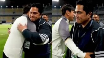 Viral Video Aksi Gemas Shin Tae-yong Cubit Perut Erick Thohir, 'Terlalu Gemoy'