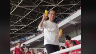 Jokowi Bagi-bagi Jus Saat Nonton Laga Timnas Indonesia Vs Argentina, Netizen: Botolnya jangan Dibuang Buat Kenang-kenangan