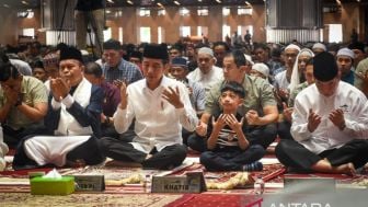 Pengawal Nomor Satu! Jan Ethes Temani Jokowi Salat Jumat di Masjid Istiqlal