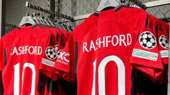 Muak, Fans Manchester United Pilih Beli Jersey Bajakan