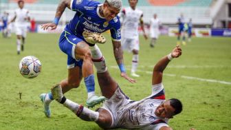 Kalah dari Persis Solo, Ciro Persib Acungkan Jari Tengah ke Tribun, Marc Klok Lempar Botol