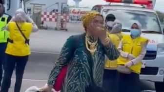 Baru Turun dari Pesawat Usai Ibadah Haji, Wanita Ini Langsung Pamer Emas, Netizen: Semoga Jadi Haji Mabrur, Bukan Haji Takabur