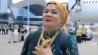 WALAH, Ratusan Gram Emas Yang Dipakai Pamer Jemaah Haji Di Makassar Ternyata Imitasi!