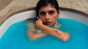 Eks Bintang Porno Mia Khalifa Telanjang di Bathtub saat Launching Merek Perhiasan Sheytan