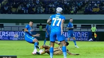 Bikin Fans Meradang, Tekel Horor Asep Berlian Ke Rachmat Irianto Di Depan Mata Wasit, Tapi Tak Diberi Kartu