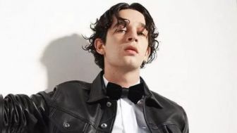 Matty Healy, Ciuman Sesama Jenis di Malaysia, Pernah Kecanduan Kokain