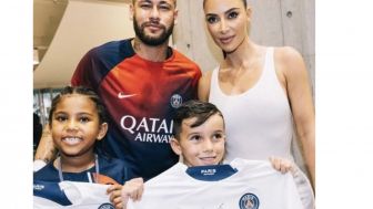 Anak Kim Kardashian Idolakan Ronaldo, Malah Dapat Jersey Neymar di Laga PSG vs Al Nassr