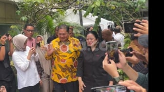 Puan Dapat Bunga Merah Kuning dari Airlangga, Simbol Golkar Bakal Berkoalisi dengan PDIP Dukung Ganjar?