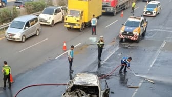 Nahas! Mobil Innova Seruduk Truk Barang di Tol Jakarta-Tangerang, Satu Korban Alami Luka Bakar