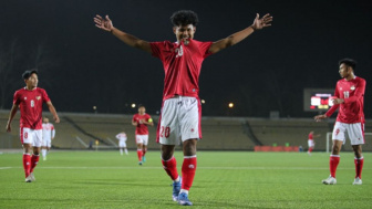 NYARIS! Gol Setengah Lapangan Gelandang Persib Dibalas Tendangan Maut Bagus Kahfi, Sayang Kena Tiang