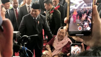 Prabowo Jongkok ke Istri Gus Dur, Sinyal Minta Restu Gaet Yenny Wahid?