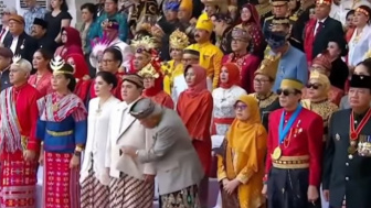 Tingkah Lucu Menteri Basuki Intip Baju Erick Thohir saat Upacara di Istana Bikin Warganet Gemas
