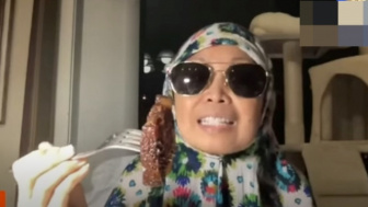 Mengaku Muslimah, Wanita Berkerudung Ini Bikin Konten Cara Makan Daging Babi Kecap yang Halal dengan Membaca Al Fatihah