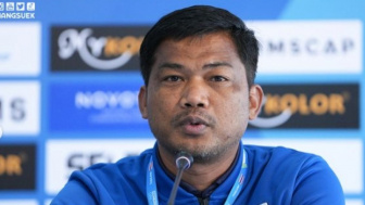 Pelatih Thailand Salahkan Rumput Usai Gagal Taklukan Indonesia, Warganet: Kalah Mah Kalah Aja!