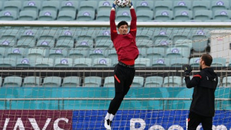 Sosok Altay Bayindir, Calon Kiper Anyar Manchester United Pesaing Andre Onana