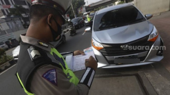 Viral! Polisi Palak Pengendara Mobil di Kolong Jembatan Layang Pramuka