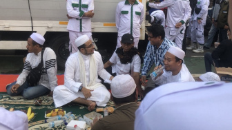 Bak Raja, Menantu Habib Rizieq Duduk Santai di Karpet Permadani Saat FPI Demo Solidaritas Warga Rempang