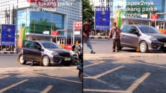 Lihat Tukang Parkir Berangkat Kerja Naik Mobil Brio, Netizen: 2000 Gak Bikin Kamu Miskin, Tapi Bikin Dia Kaya