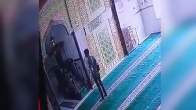 Maling Kotak Amal di Masjid Medan Pura-pura Salat Saat Beraksi