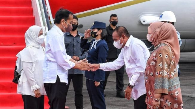 Jokowi Tiba di Medan, Edy Rahmayadi Menyambut, Warganet Malah Komen Banyak Jalan Rusak di Sumut