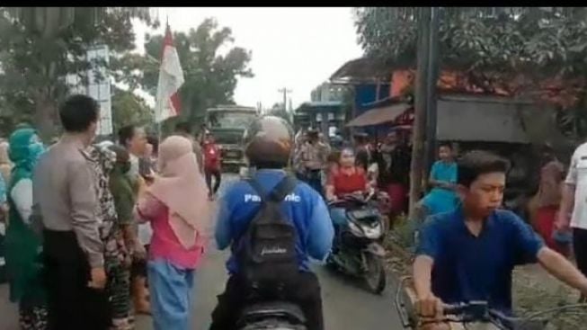 Emak-emak Unjuk Rasa Jalan Rusak, Publik: Pak Jokowi Tolong