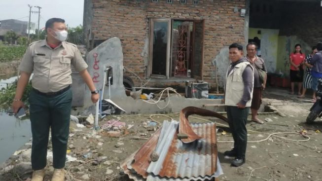 Angin Kencang Bikin Atap Rumah Warga di Medan Beterbangan