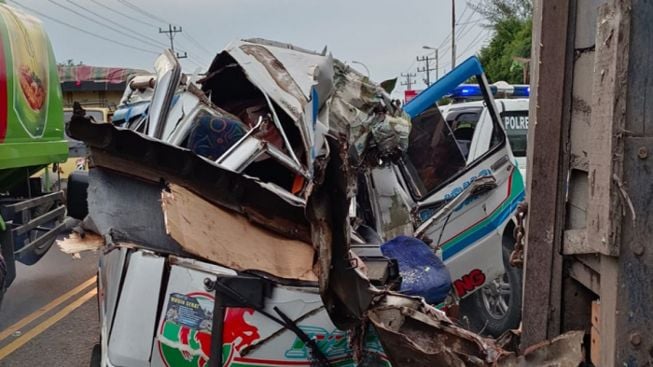 Kecelakaan Bus vs Truk di Jalan Medan-Tebing Tinggi, 2 Penumpang Meninggal