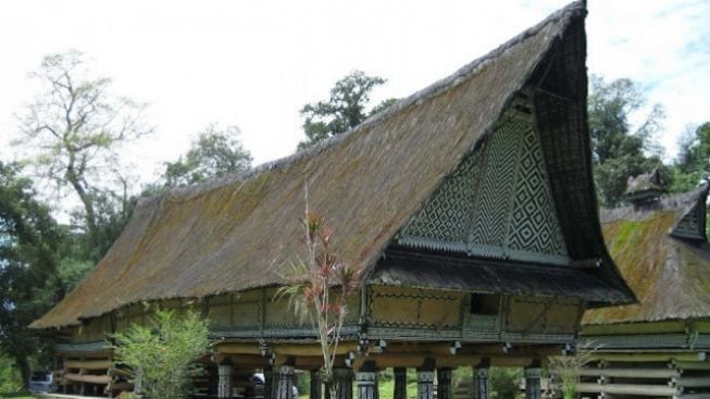 7 Rumah Adat Sesuai Suku di Sumatera Utara