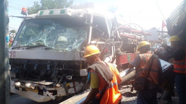 Detik-detik Mencekam Truk Tabrak Tiang Listrik di Jalan Sunggal Gegara Rem Blong