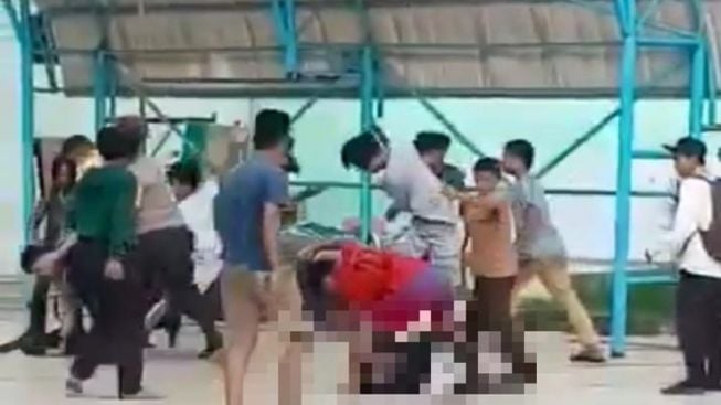 Pelajar SMK di Medan Dikeroyok Sejumlah Pemuda Gegara Main Bola, Videonya Viral