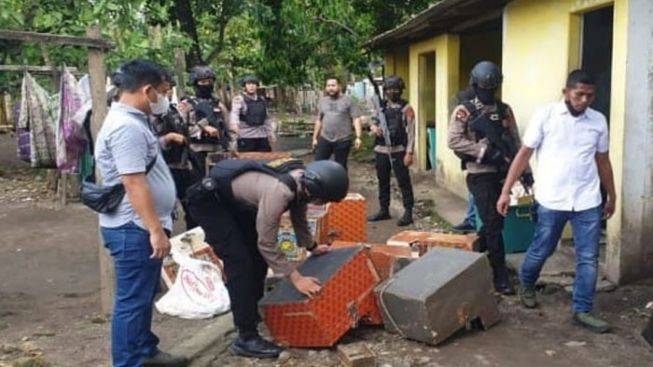 Gerebek Sarang Sabu dan Judi di Kutalimbaru, Polisi Temukan Bom Molotov